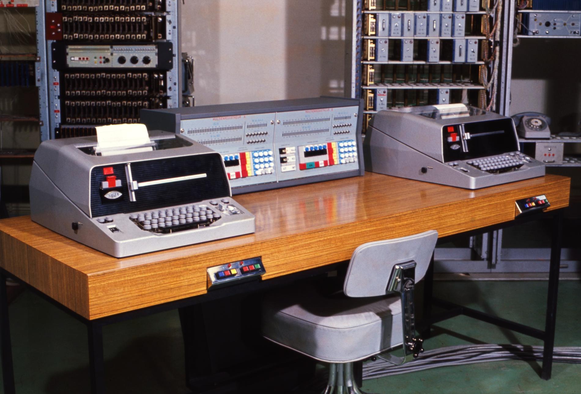 1972DetailPupitrePericlesMaisLaf