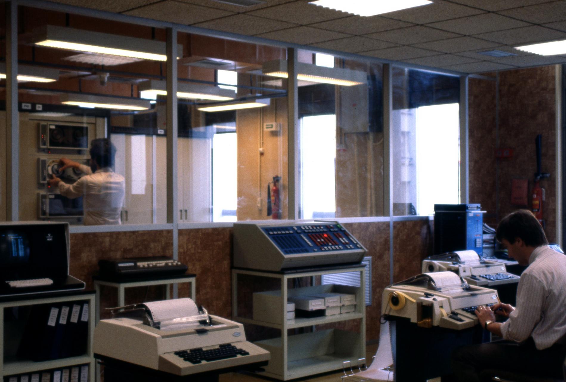 1983.12MT25PhaNum015577