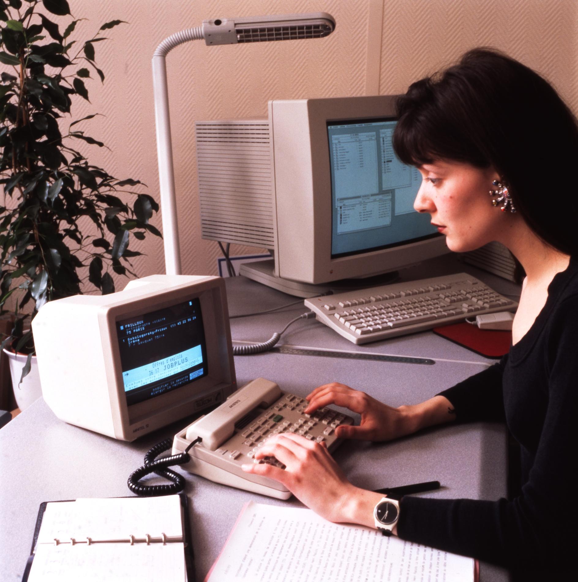 1993.05Minitel12CouleurIvoire