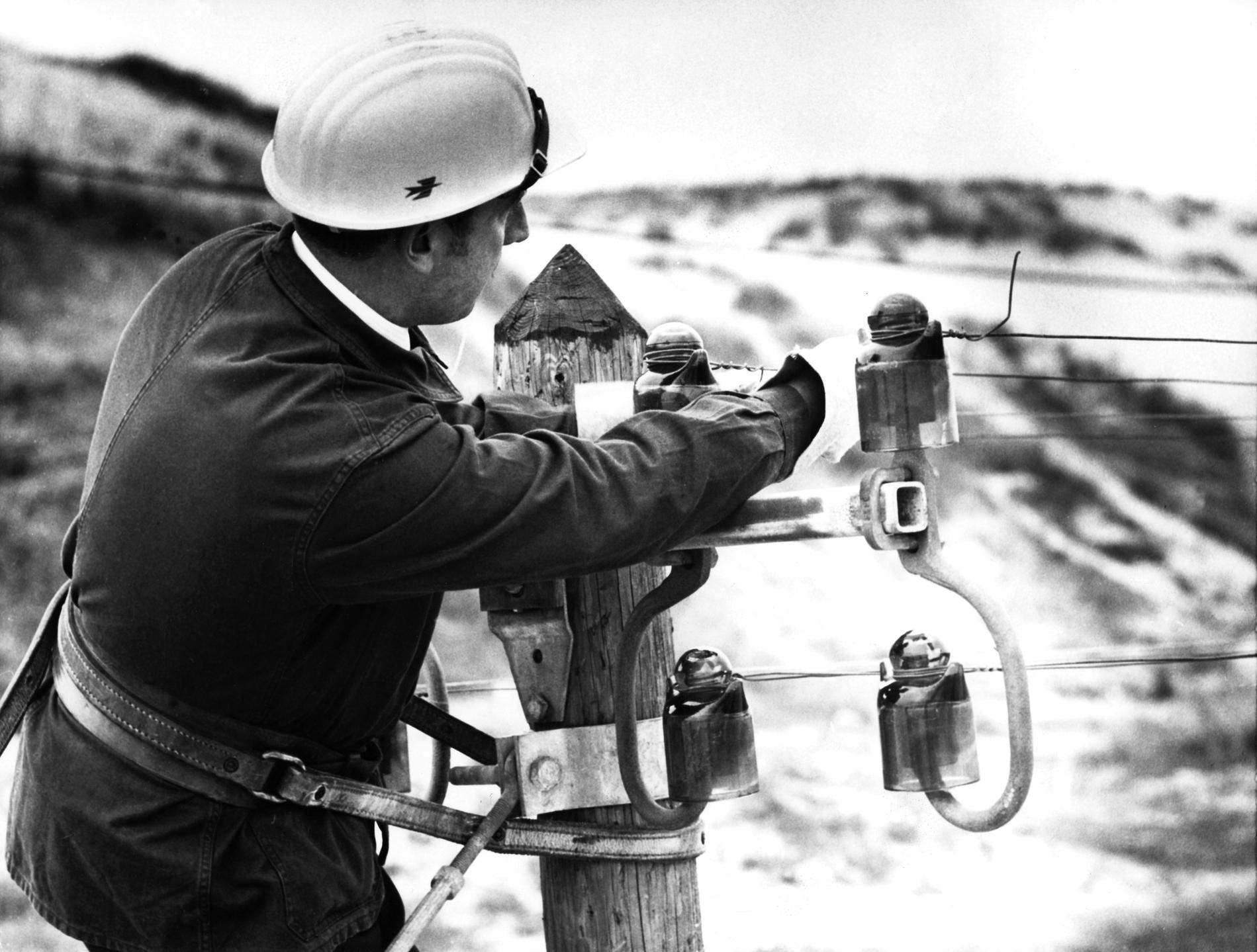 1969.05TvxPoteauxBoisIsolateurs001