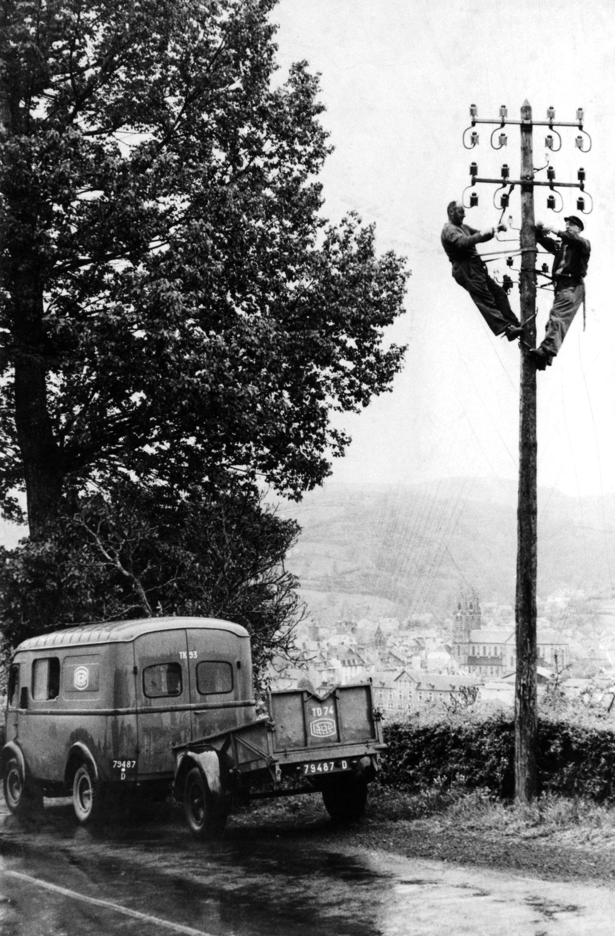 1947CircaDapannageLignesPoteauRenault1000KG