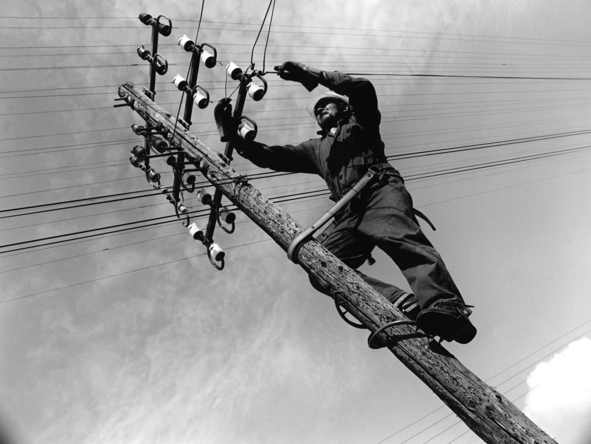 1970AgentLignesMontantSurPoteau003